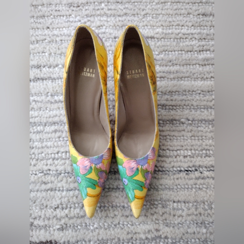 NEW NWOT Stuart Weitzman Printed Yellow Floral Pumps Heels Fit a Size 7.5.